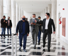 O Governador Carlos Massa Ratinho Junior em reuniao nesta quarta-feira (03/06),  com  Superintendente Geral do Hospital Erasto Gaertner, Adriano Lago, Secretário de Estado da Saude, Beto Preto e deputados no Palácio Iguaçu.  Curitiba, 03/06/2020 - Foto: Geraldo Bubniak/AEN