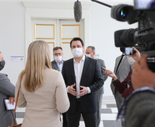 O governador Carlos Massa Ratinho Junior confirmou nesta quarta-feira (03) que o Hospital Erasto Gaertner, de Curitiba, é quem vai administrar o Hospital Regional de Guarapuava, na Região Central do Paraná. O convênio, inclusive, já foi assinado pelas partes. Em fase final de construção, o complexo médico deve ser inaugurado pelo Governo do Paraná até o fim deste mês. 
Curitiba, 03/06/2020 - Foto: Geraldo Bubniak/AEN