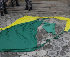 BOPE resgata parte da Bandeira Nacional vandalizada durante ato público em Curitiba; adolescente é apreendido.Foto:PMPR