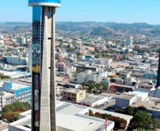 A revisão do Plano Diretor do Município (PDM), a ser realizada em períodos menores de 10 anos, é um grande instrumento de apoio para a correção das políticas públicas voltadas à promoção da melhoria da qualidade de vida da população e, ainda, fazer frente aos desafios criados pelo aumento populacional vegetativo ou decorrente de migrações.Foto:SEDU