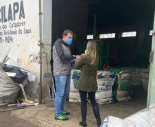 A Secretaria de Estado do Desenvolvimento Sustentável e do Turismo entregou 2.185 máscaras de pano para 29 cooperativas de materiais reciclados de 24 municípios paranaenses. A ação busca proteger os catadores de materiais recicláveis durante a pandemia do Covid-19. O repasse aconteceu a partir de segunda-feira (01). Foto: Divulgação/SEDEST