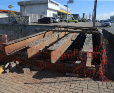 Obras Comec - Rua Maringá no cruzamento com a av das torres - construção de calcada   - Sao José dos Pinhais-  29/05/2020 - Foto: Geraldo Bubniak/AEN
