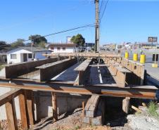 Obras Comec - Rua Maringá no cruzamento com a av das torres - construção de calcada   - Sao José dos Pinhais-  29/05/2020 - Foto: Geraldo Bubniak/AEN