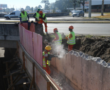 Obras Comec  - Av Rui Barbosa, no cruzamento com a Av das Torres  - Sao José dos Pinhais-  29/05/2020 - Foto: Geraldo Bubniak/AEN