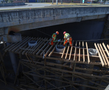 Obras Comec  - Av Rui Barbosa, no cruzamento com a Av das Torres  - Sao José dos Pinhais-  29/05/2020 - Foto: Geraldo Bubniak/AEN