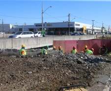 Obras Comec  - Av Rui Barbosa, no cruzamento com a Av das Torres  - Sao José dos Pinhais-  29/05/2020 - Foto: Geraldo Bubniak/AEN