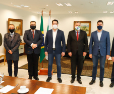 O presidente do Tribunal de Justiça do Paraná (TJPR), desembargador Adalberto Xisto Pereira, oficializou nesta terça-feira (9), em cerimônia no Palácio Iguaçu, um repasse de R$ 26 milhões para ações de combate ao novo coronavírus no Estado. Cerca de R$ 23 milhões já foram transferidos aos 399 municípios para ações emergenciais e os demais recursos serão usados pela Secretaria de Estado da Saúde para compra de insumos.

