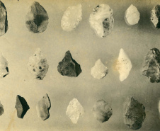
Artefatos líticos do Monte Brandberg. Fotografia de autoria desconhecida. Coleção Reinhard Maack. Foto: Acervo Museu Paranaense.

