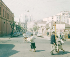 



Rua Ébano Pereira esquina com Rua Cândido Lopes, Curitiba-PR. Diapositivo cromogêneo. Coleção Vladimir Kozák. Foto: Acervo Museu Paranaense.

