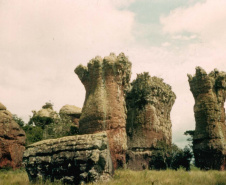 
Formações Rochosas na região de Vila Velha, Ponta Grossa-PR. Diapositivo cromogêneo. Coleção Vladimir Kozák. Foto: Acervo Museu Paranaense.

