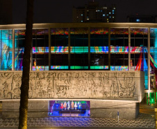 Teatro Guaíra faz exposição de figurinos na fachada