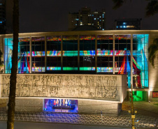 Teatro Guaíra faz exposição de figurinos na fachada