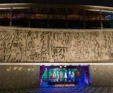 Teatro Guaíra faz exposição de figurinos na fachada