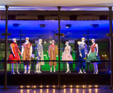 Teatro Guaíra faz exposição de figurinos na fachada