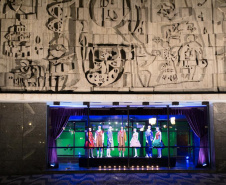 Teatro Guaíra faz exposição de figurinos na fachada