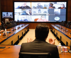 O governador Carlos Massa Ratinho Junior se reuniu nesta quarta-feira (17), por videoconferência, com os prefeitos da Associação dos Municípios da Região Metropolitana de Curitiba (Assomec) e apresentou algumas deliberações sanitárias que o Governo do Estado deve adotar, via decreto, a partir de sexta-feira (19) para reduzir a propagação do novo coronavírus.
