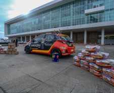 Uma rede de solidariedade organizada por dois pilotos, Lucas e Cristiano Bornemann, da Copa HB20, seus patrocinadores e a Hyundai Brasil arrecadou cerca de uma tonelada e meia de alimentos não perecíveis e 20 mil frascos de álcool spray aerosol na última semana. Os produtos foram entregues ao Governo do Estado nesta quinta-feira (18). A doação foi recebida pela primeira-dama Luciana Saito Massa, que preside o Conselho de Ação Solidária. Foto: Valdelino Pontes
