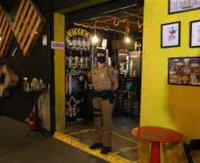 Ação Integrada de Fiscalização Urbana (AIFU)  na noite desta quinta (18) fiscalizando bares e restaurantes que estão descumprindo o decreto 774/20 da Prefeitura de Curitiba, que restringiu várias atividades comerciais por causa da bandeira Laranja de alerta para contaminação de Covid-19Curitiba -  18/06/2020 - Foto: Geraldo Bubniak/AEN