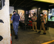 Ação Integrada de Fiscalização Urbana (AIFU)  na noite desta quinta (18) fiscalizando bares e restaurantes que estão descumprindo o decreto 774/20 da Prefeitura de Curitiba, que restringiu várias atividades comerciais por causa da bandeira Laranja de alerta para contaminação de Covid-19Curitiba -  18/06/2020 - Foto: Geraldo Bubniak/AEN
