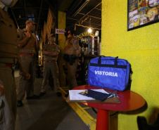 Ação Integrada de Fiscalização Urbana (AIFU)  na noite desta quinta (18) fiscalizando bares e restaurantes que estão descumprindo o decreto 774/20 da Prefeitura de Curitiba, que restringiu várias atividades comerciais por causa da bandeira Laranja de alerta para contaminação de Covid-19Curitiba -  18/06/2020 - Foto: Geraldo Bubniak/AEN