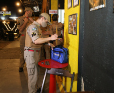 Ação Integrada de Fiscalização Urbana (AIFU)  na noite desta quinta (18) fiscalizando bares e restaurantes que estão descumprindo o decreto 774/20 da Prefeitura de Curitiba, que restringiu várias atividades comerciais por causa da bandeira Laranja de alerta para contaminação de Covid-19Curitiba -  18/06/2020 - Foto: Geraldo Bubniak/AEN