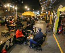 Ação Integrada de Fiscalização Urbana (AIFU)  na noite desta quinta (18) fiscalizando bares e restaurantes que estão descumprindo o decreto 774/20 da Prefeitura de Curitiba, que restringiu várias atividades comerciais por causa da bandeira Laranja de alerta para contaminação de Covid-19Curitiba -  18/06/2020 - Foto: Geraldo Bubniak/AEN