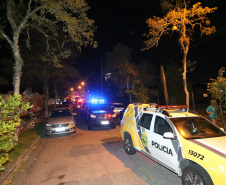 Ação Integrada de Fiscalização Urbana (AIFU)  na noite desta quinta (18) fiscalizando bares e restaurantes que estão descumprindo o decreto 774/20 da Prefeitura de Curitiba, que restringiu várias atividades comerciais por causa da bandeira Laranja de alerta para contaminação de Covid-19Curitiba -  18/06/2020 - Foto: Geraldo Bubniak/AEN