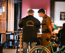 Ação Integrada de Fiscalização Urbana (AIFU)  na noite desta quinta (18) fiscalizando bares e restaurantes que estão descumprindo o decreto 774/20 da Prefeitura de Curitiba, que restringiu várias atividades comerciais por causa da bandeira Laranja de alerta para contaminação de Covid-19Curitiba -  18/06/2020 - Foto: Geraldo Bubniak/AEN