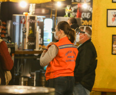 Ação Integrada de Fiscalização Urbana (AIFU)  na noite desta quinta (18) fiscalizando bares e restaurantes que estão descumprindo o decreto 774/20 da Prefeitura de Curitiba, que restringiu várias atividades comerciais por causa da bandeira Laranja de alerta para contaminação de Covid-19Curitiba -  18/06/2020 - Foto: Geraldo Bubniak/AEN