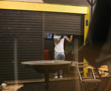 Ação Integrada de Fiscalização Urbana (AIFU)  na noite desta quinta (18) fiscalizando bares e restaurantes que estão descumprindo o decreto 774/20 da Prefeitura de Curitiba, que restringiu várias atividades comerciais por causa da bandeira Laranja de alerta para contaminação de Covid-19Curitiba -  18/06/2020 - Foto: Geraldo Bubniak/AEN