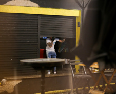 Ação Integrada de Fiscalização Urbana (AIFU)  na noite desta quinta (18) fiscalizando bares e restaurantes que estão descumprindo o decreto 774/20 da Prefeitura de Curitiba, que restringiu várias atividades comerciais por causa da bandeira Laranja de alerta para contaminação de Covid-19Curitiba -  18/06/2020 - Foto: Geraldo Bubniak/AEN