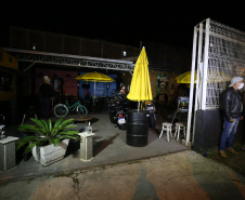 Ação Integrada de Fiscalização Urbana (AIFU)  na noite desta quinta (18) fiscalizando bares e restaurantes que estão descumprindo o decreto 774/20 da Prefeitura de Curitiba, que restringiu várias atividades comerciais por causa da bandeira Laranja de alerta para contaminação de Covid-19Curitiba -  18/06/2020 - Foto: Geraldo Bubniak/AEN
