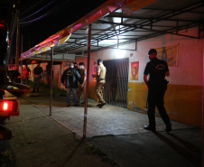 Ação Integrada de Fiscalização Urbana (AIFU)  na noite desta quinta (18) fiscalizando bares e restaurantes que estão descumprindo o decreto 774/20 da Prefeitura de Curitiba, que restringiu várias atividades comerciais por causa da bandeira Laranja de alerta para contaminação de Covid-19Curitiba -  18/06/2020 - Foto: Geraldo Bubniak/AEN