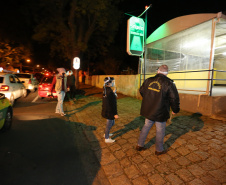 Ação Integrada de Fiscalização Urbana (AIFU)  na noite desta quinta (18) fiscalizando bares e restaurantes que estão descumprindo o decreto 774/20 da Prefeitura de Curitiba, que restringiu várias atividades comerciais por causa da bandeira Laranja de alerta para contaminação de Covid-19Curitiba -  18/06/2020 - Foto: Geraldo Bubniak/AEN