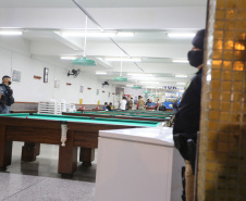 Ação Integrada de Fiscalização Urbana (AIFU)  na noite desta quinta (18) fiscalizando bares e restaurantes que estão descumprindo o decreto 774/20 da Prefeitura de Curitiba, que restringiu várias atividades comerciais por causa da bandeira Laranja de alerta para contaminação de Covid-19Curitiba -  18/06/2020 - Foto: Geraldo Bubniak/AEN