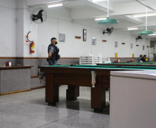 Ação Integrada de Fiscalização Urbana (AIFU)  na noite desta quinta (18) fiscalizando bares e restaurantes que estão descumprindo o decreto 774/20 da Prefeitura de Curitiba, que restringiu várias atividades comerciais por causa da bandeira Laranja de alerta para contaminação de Covid-19Curitiba -  18/06/2020 - Foto: Geraldo Bubniak/AEN