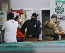 Ação Integrada de Fiscalização Urbana (AIFU)  na noite desta quinta (18) fiscalizando bares e restaurantes que estão descumprindo o decreto 774/20 da Prefeitura de Curitiba, que restringiu várias atividades comerciais por causa da bandeira Laranja de alerta para contaminação de Covid-19Curitiba -  18/06/2020 - Foto: Geraldo Bubniak/AEN