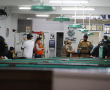 Ação Integrada de Fiscalização Urbana (AIFU)  na noite desta quinta (18) fiscalizando bares e restaurantes que estão descumprindo o decreto 774/20 da Prefeitura de Curitiba, que restringiu várias atividades comerciais por causa da bandeira Laranja de alerta para contaminação de Covid-19Curitiba -  18/06/2020 - Foto: Geraldo Bubniak/AEN