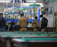 Ação Integrada de Fiscalização Urbana (AIFU)  na noite desta quinta (18) fiscalizando bares e restaurantes que estão descumprindo o decreto 774/20 da Prefeitura de Curitiba, que restringiu várias atividades comerciais por causa da bandeira Laranja de alerta para contaminação de Covid-19Curitiba -  18/06/2020 - Foto: Geraldo Bubniak/AEN