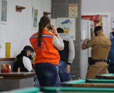 Ação Integrada de Fiscalização Urbana (AIFU)  na noite desta quinta (18) fiscalizando bares e restaurantes que estão descumprindo o decreto 774/20 da Prefeitura de Curitiba, que restringiu várias atividades comerciais por causa da bandeira Laranja de alerta para contaminação de Covid-19Curitiba -  18/06/2020 - Foto: Geraldo Bubniak/AEN