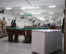 Ação Integrada de Fiscalização Urbana (AIFU)  na noite desta quinta (18) fiscalizando bares e restaurantes que estão descumprindo o decreto 774/20 da Prefeitura de Curitiba, que restringiu várias atividades comerciais por causa da bandeira Laranja de alerta para contaminação de Covid-19Curitiba -  18/06/2020 - Foto: Geraldo Bubniak/AEN