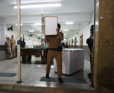 Ação Integrada de Fiscalização Urbana (AIFU)  na noite desta quinta (18) fiscalizando bares e restaurantes que estão descumprindo o decreto 774/20 da Prefeitura de Curitiba, que restringiu várias atividades comerciais por causa da bandeira Laranja de alerta para contaminação de Covid-19Curitiba -  18/06/2020 - Foto: Geraldo Bubniak/AEN