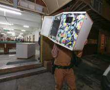 Ação Integrada de Fiscalização Urbana (AIFU)  na noite desta quinta (18) fiscalizando bares e restaurantes que estão descumprindo o decreto 774/20 da Prefeitura de Curitiba, que restringiu várias atividades comerciais por causa da bandeira Laranja de alerta para contaminação de Covid-19Curitiba -  18/06/2020 - Foto: Geraldo Bubniak/AEN