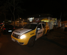 Ação Integrada de Fiscalização Urbana (AIFU)  na noite desta quinta (18) fiscalizando bares e restaurantes que estão descumprindo o decreto 774/20 da Prefeitura de Curitiba, que restringiu várias atividades comerciais por causa da bandeira Laranja de alerta para contaminação de Covid-19Curitiba -  18/06/2020 - Foto: Geraldo Bubniak/AEN