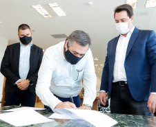 Governador Carlos MassaRatinho Junior assina o  decreto (4.885/20) com novas recomendações para restringir a circulação de pessoas nos municípios que compõem a Região Metropolitana de Curitiba. 