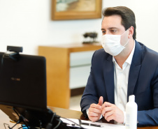 Governador Carlos MassaRatinho Junior assina o  decreto (4.885/20) com novas recomendações para restringir a circulação de pessoas nos municípios que compõem a Região Metropolitana de Curitiba. 
