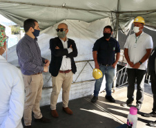 As medidas de contingência contra a COVID-19, adotadas no Porto de Paranaguá, serão usadas como modelo nas divisas, fronteiras e aeroportos do Paraná. Representantes da Secretaria Estadual de Saúde (SESA) visitaram as instalações portuárias nessa sexta-feira (19), para conhecer os protocolos de entrada de trabalhadores portuários e caminhoneiros. Desde março, foram 400 mil triagens realizadas, no acesso ao cais e ao pátio de descarga de grãos.
