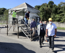 As medidas de contingência contra a COVID-19, adotadas no Porto de Paranaguá, serão usadas como modelo nas divisas, fronteiras e aeroportos do Paraná. Representantes da Secretaria Estadual de Saúde (SESA) visitaram as instalações portuárias nessa sexta-feira (19), para conhecer os protocolos de entrada de trabalhadores portuários e caminhoneiros. Desde março, foram 400 mil triagens realizadas, no acesso ao cais e ao pátio de descarga de grãos.
