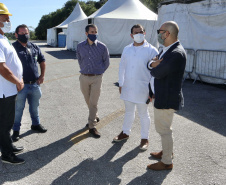 As medidas de contingência contra a COVID-19, adotadas no Porto de Paranaguá, serão usadas como modelo nas divisas, fronteiras e aeroportos do Paraná. Representantes da Secretaria Estadual de Saúde (SESA) visitaram as instalações portuárias nessa sexta-feira (19), para conhecer os protocolos de entrada de trabalhadores portuários e caminhoneiros. Desde março, foram 400 mil triagens realizadas, no acesso ao cais e ao pátio de descarga de grãos.

