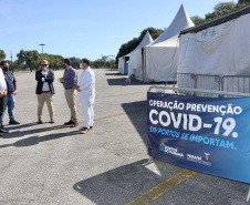As medidas de contingência contra a COVID-19, adotadas no Porto de Paranaguá, serão usadas como modelo nas divisas, fronteiras e aeroportos do Paraná. Representantes da Secretaria Estadual de Saúde (SESA) visitaram as instalações portuárias nessa sexta-feira (19), para conhecer os protocolos de entrada de trabalhadores portuários e caminhoneiros. Desde março, foram 400 mil triagens realizadas, no acesso ao cais e ao pátio de descarga de grãos.
